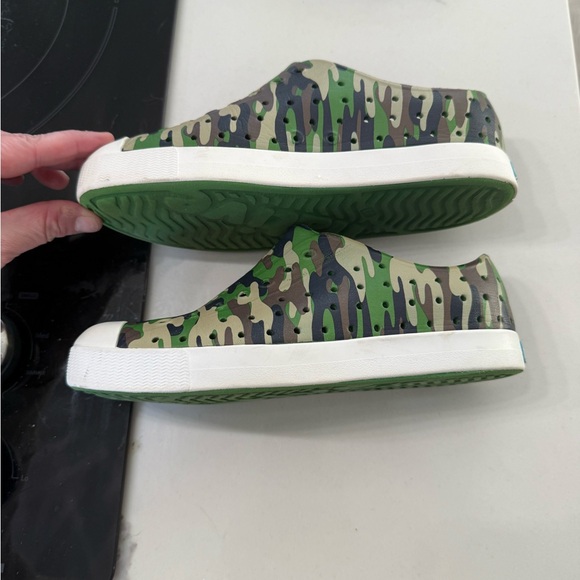 NATIVE Green Cream Camo Print Jefferson Slip On Water Shoes Size 3 Big Kid - Picture 3 of 6